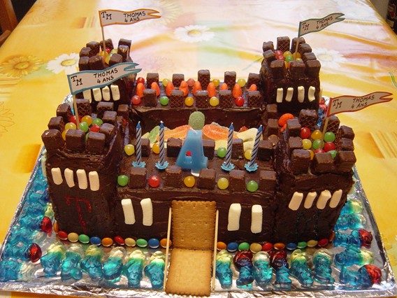 Comment faire un gâteau en forme de château YouTube - gateau anniversaire chateau