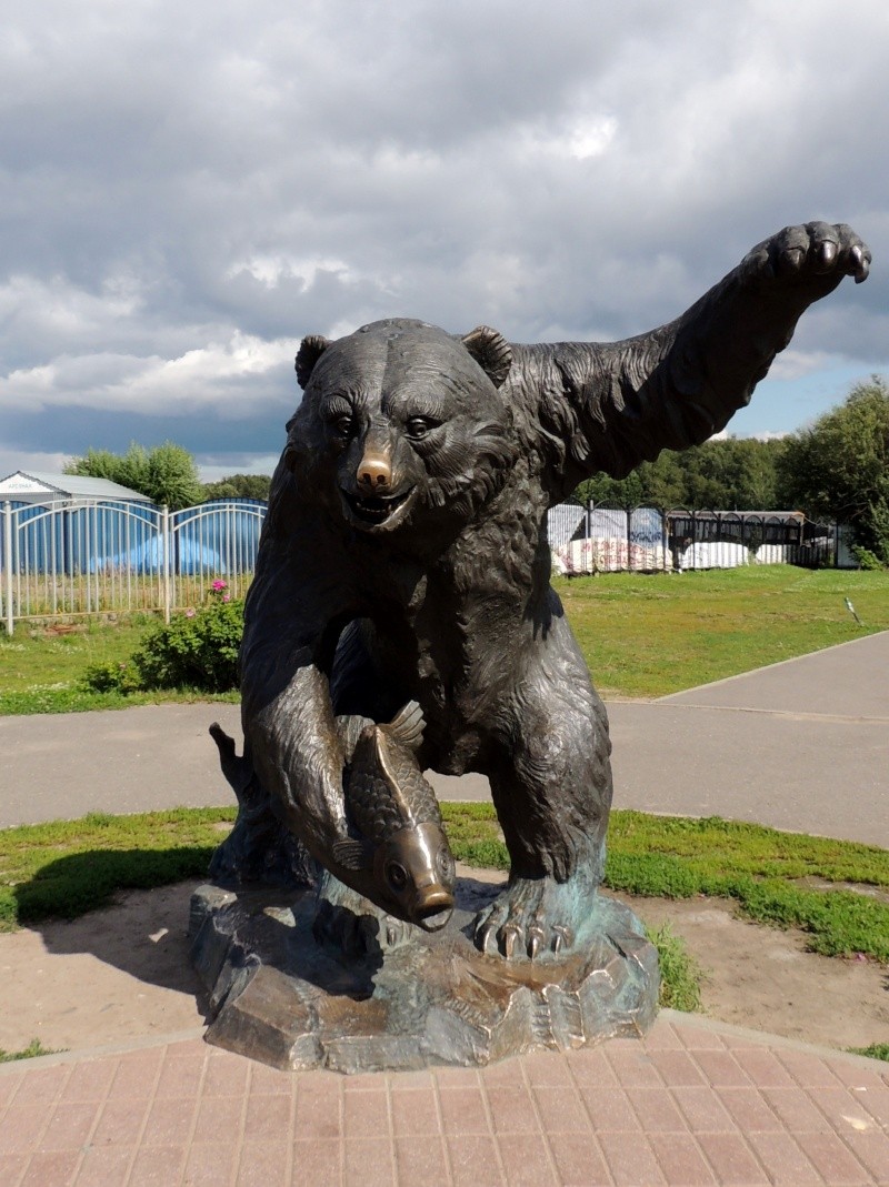 Памятник медведю в ярославле фото